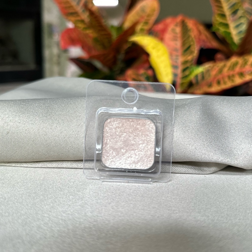 Seint shimmer eyeshadow in Aries